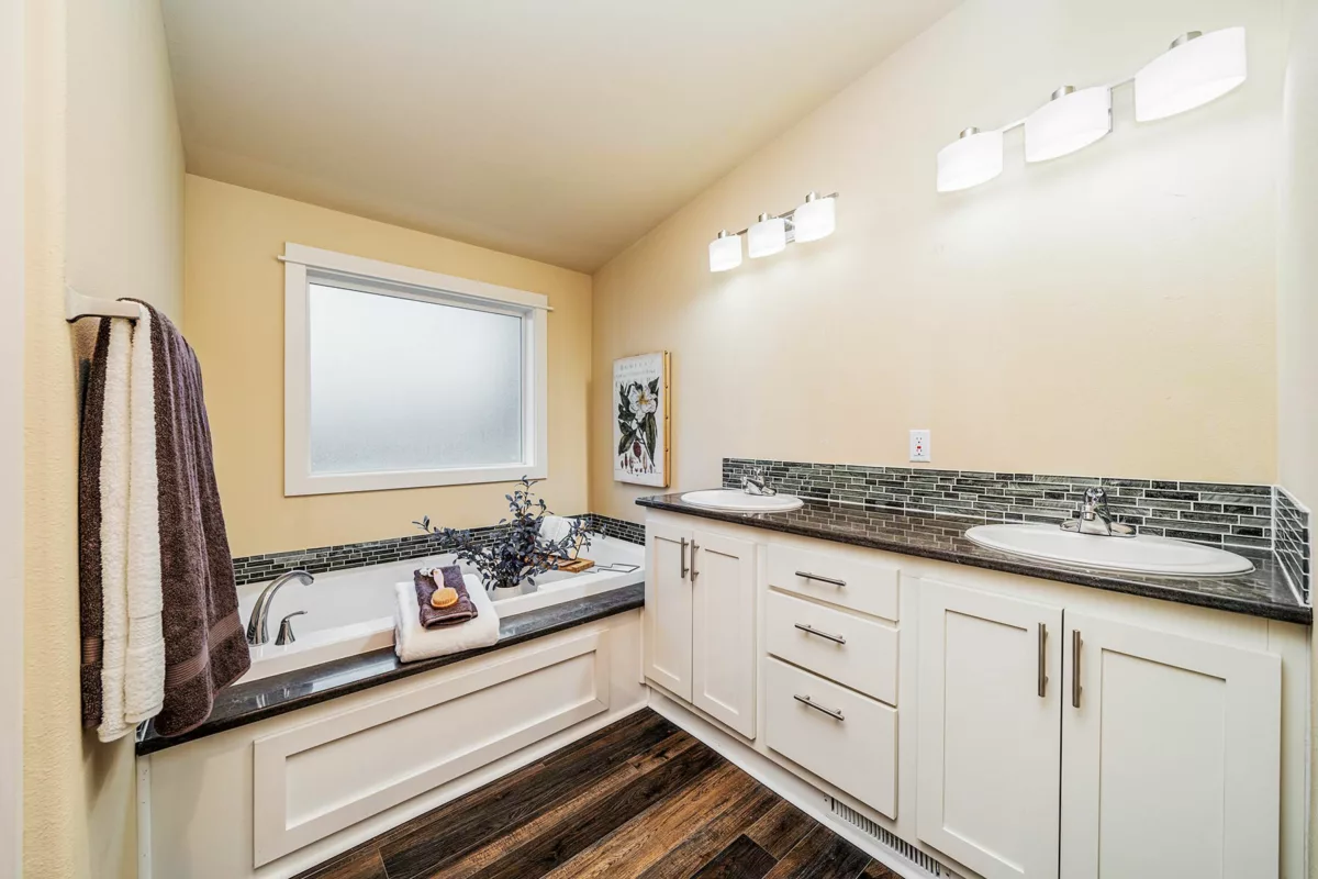 master bath in westridge 1492ct manufactured home floorplan